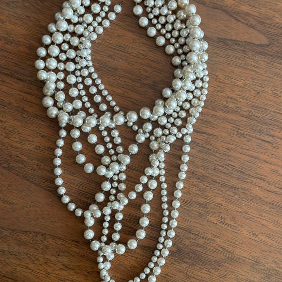 Timeless Elegance: 7 layers R.J. Graziano Pearl Necklace - Picture 3 of 6